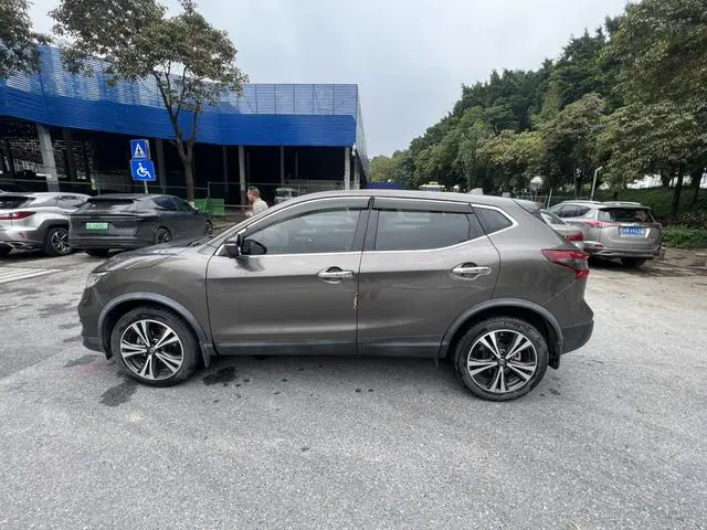 Nissan Qashqai 2.0L CVT Deluxe Edition