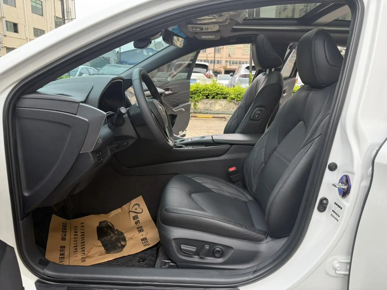 TOYOTA Asian dragon Smart Electric Hybrid Dual Engine 2.5L E-CVT XLE Premium Edition
