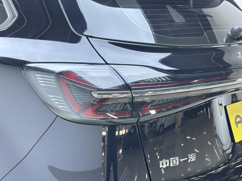 Hongqi Red Flag HS5 2023