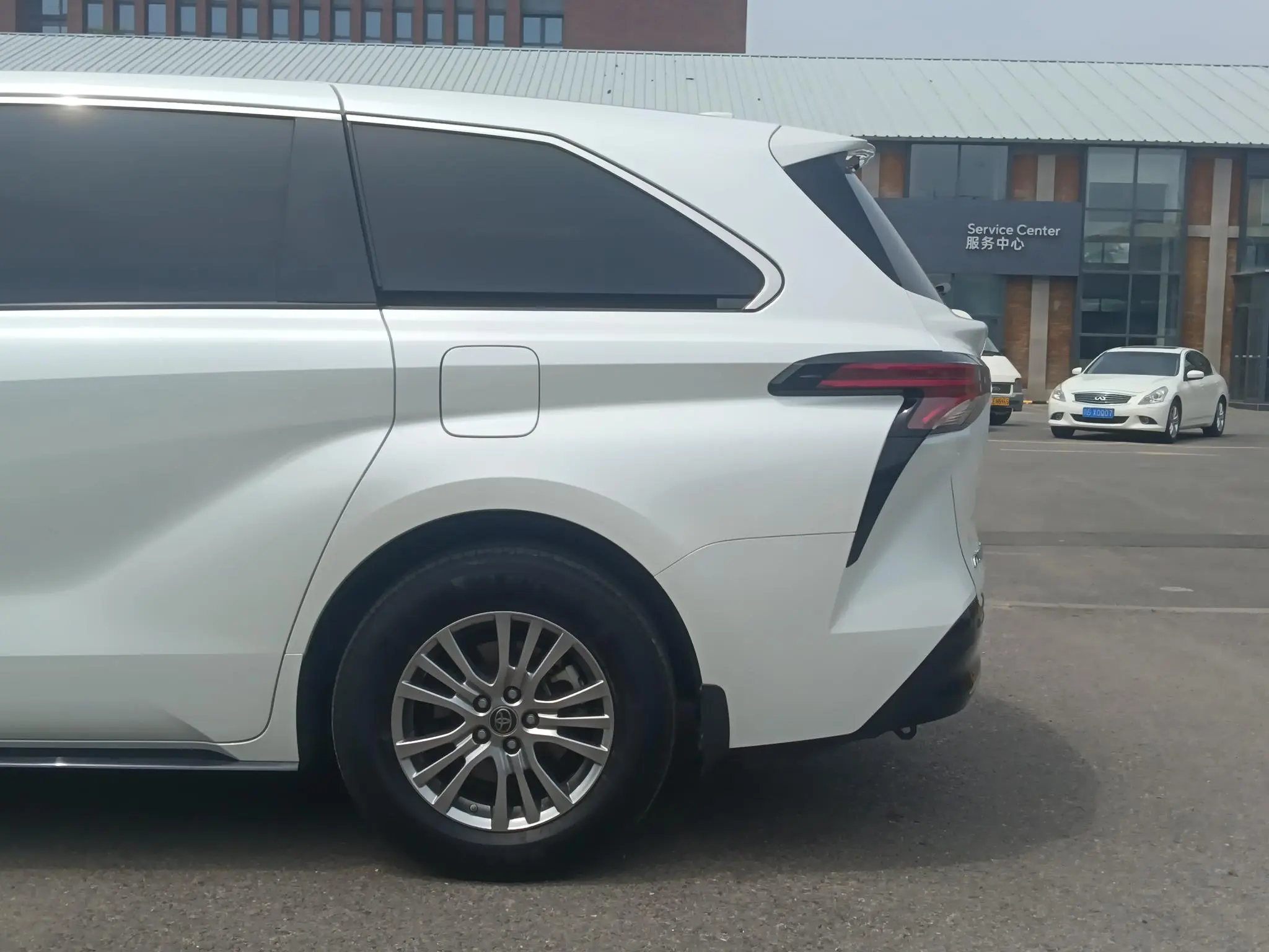 TOYOTA Saina 2.5L Hybrid Premium Edition