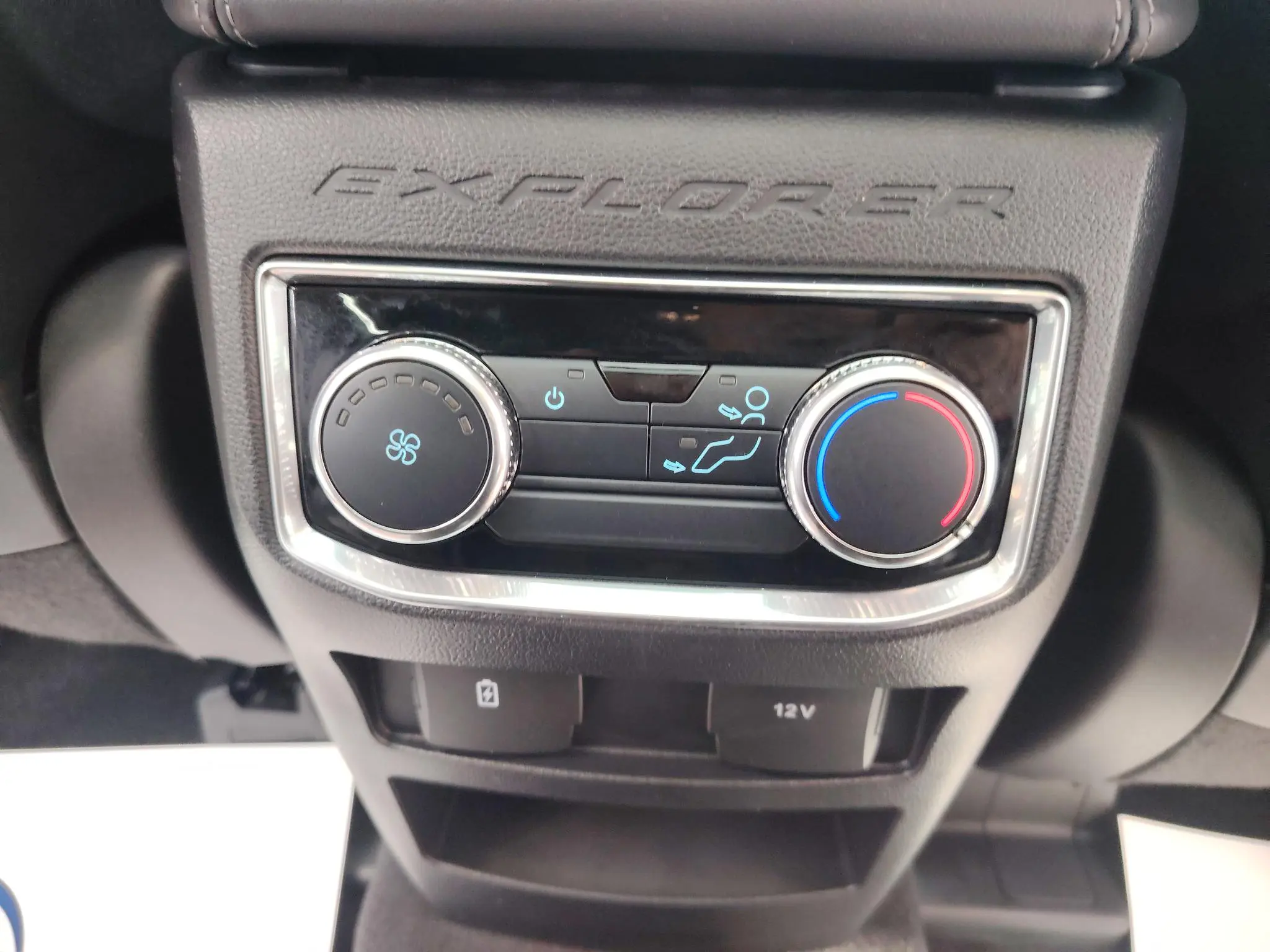 Ford Explorer EcoBoost 285 rear drive fashion version 6 seats