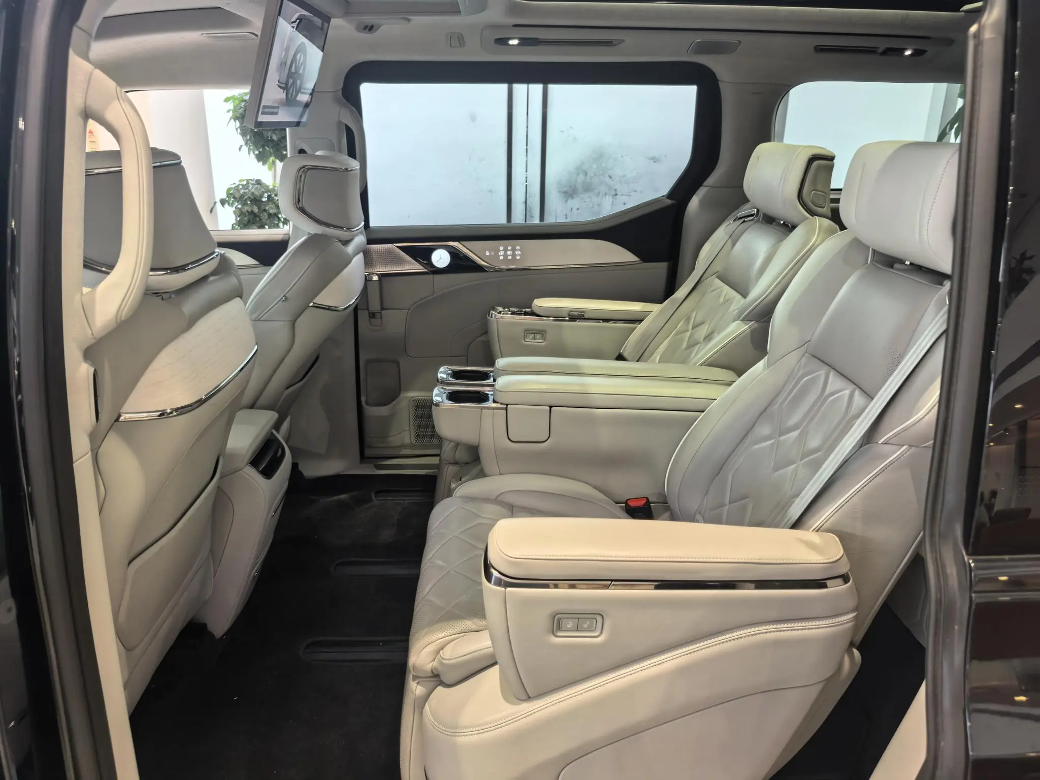 Volvo Volvo EM90 Ultra six seats