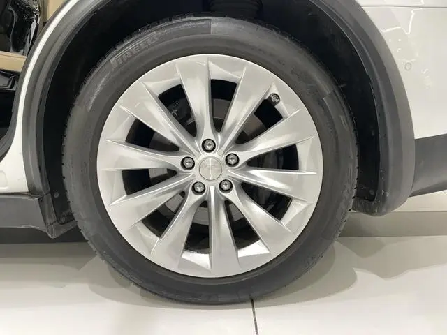 Tesla Model X 90D
