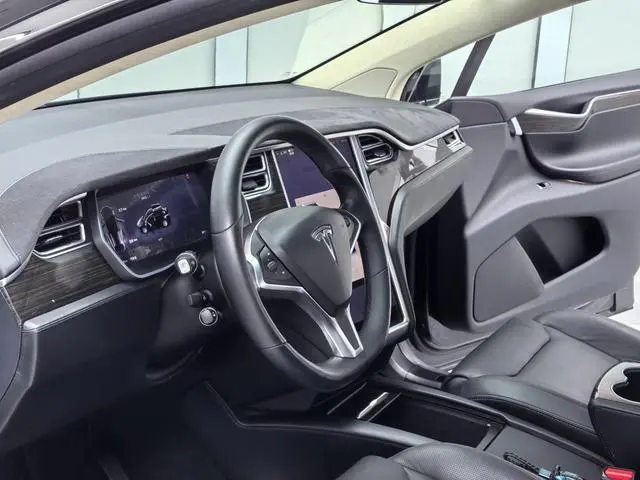 Tesla Model X 90D