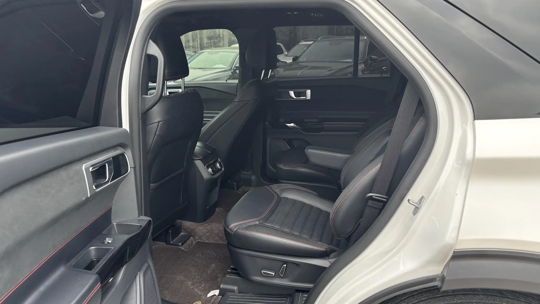 Ford Explorer EcoBoost 285 four-wheel drive ST-LINE 6-seater