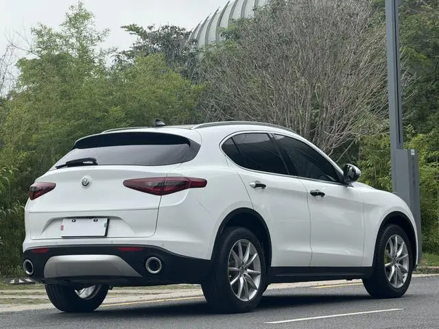 Alfa Romeo Stelvio 2.0T 280HP Deluxe Edition