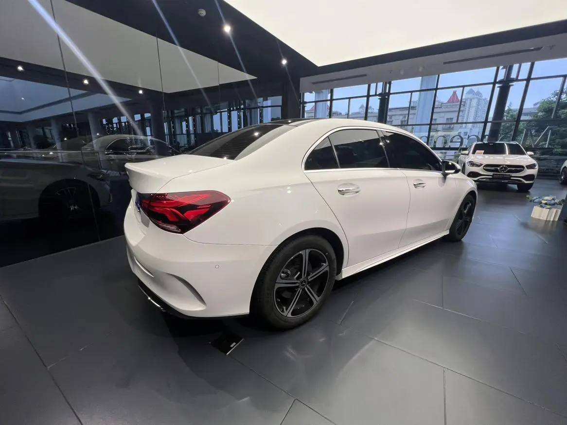 Mercedes-Benz Mercedes-Benz A-class Facelift A 200 L sports sedan dynamic version