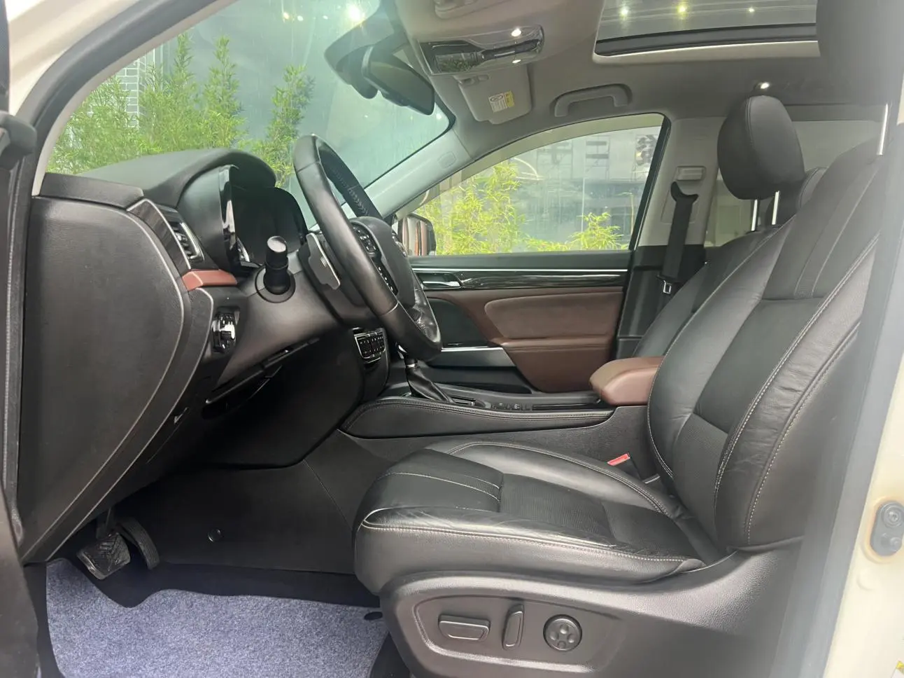 GAC Trumpchi GS8 320T two-wheel drive luxury Zhilian Edition 7 seats