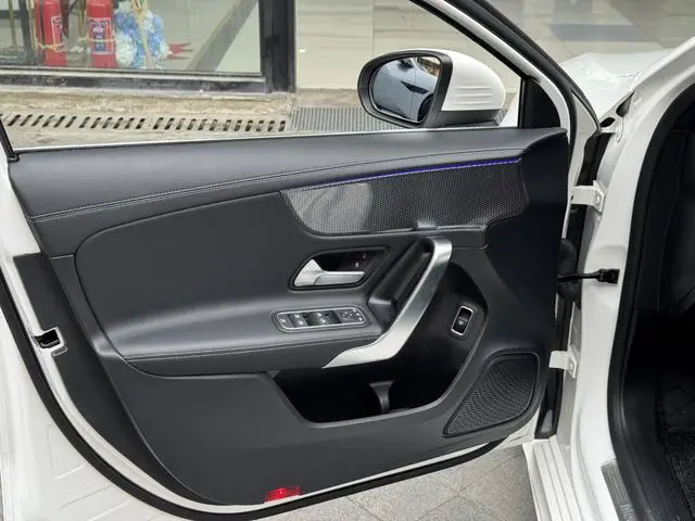 Mercedes-Benz Mercedes-Benz A-class Facelift A 200 L sports sedan dynamic version