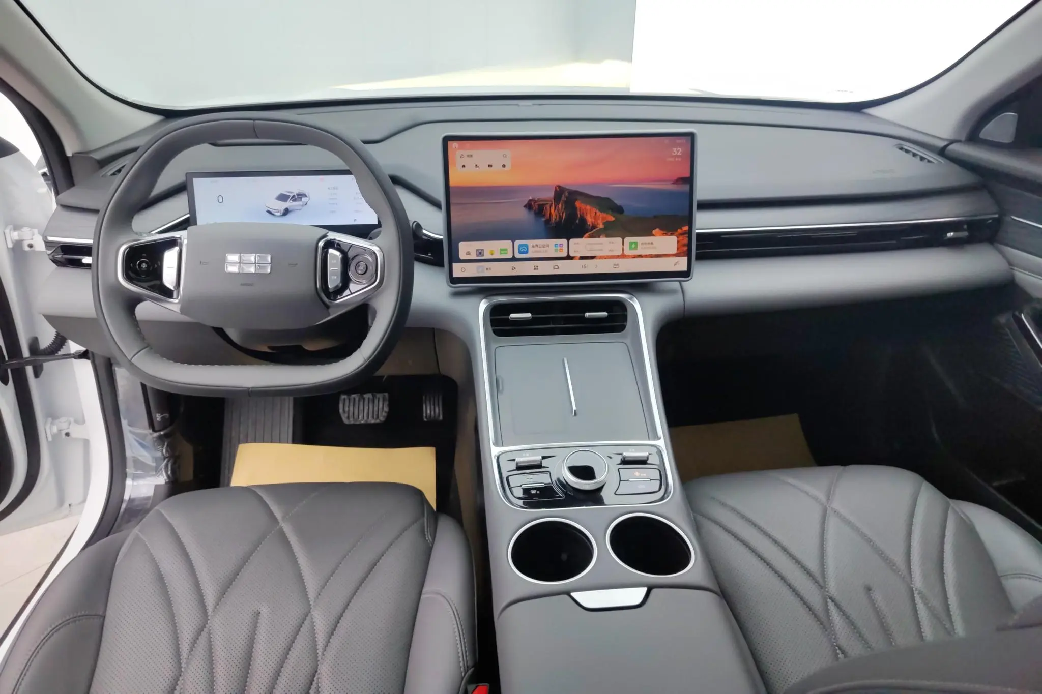 Geely Galaxy Galaxy L6 1.5 EM-i DHT 140KM Discovery+ Version