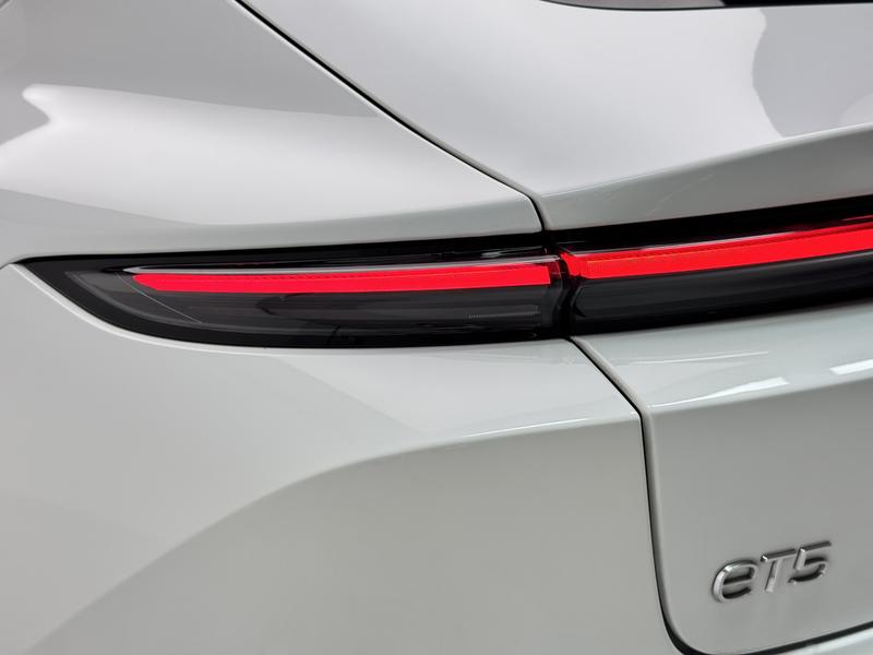 NIO NIO ET5 2024
