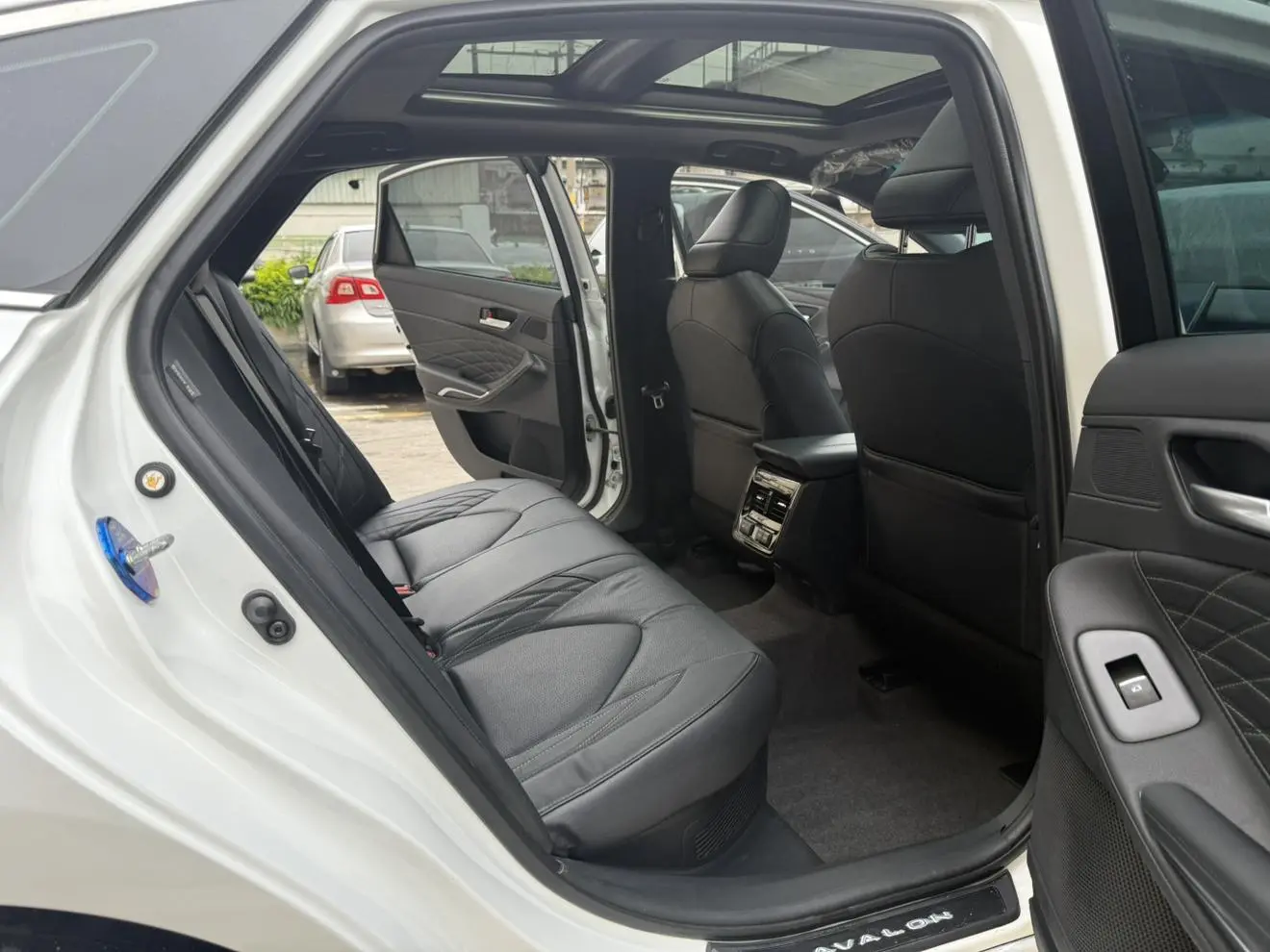 TOYOTA Asian dragon Smart Electric Hybrid Dual Engine 2.5L E-CVT XLE Premium Edition