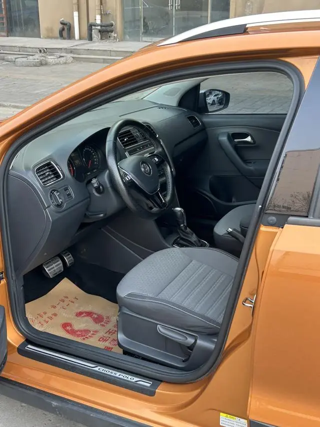 Volkswagen Polo 1.6L Cross Polo automatic