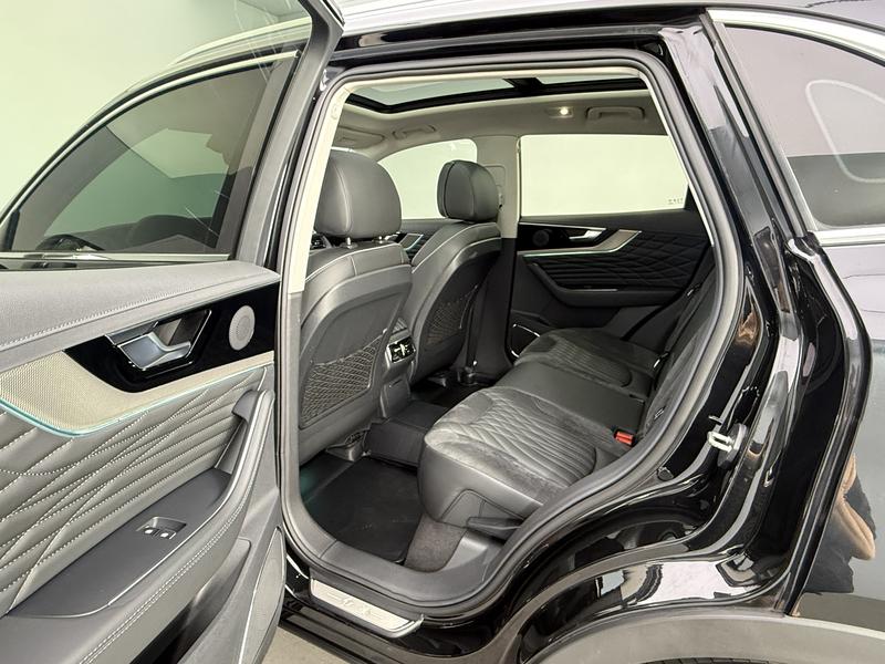 Hongqi Red Flag HS5 2022