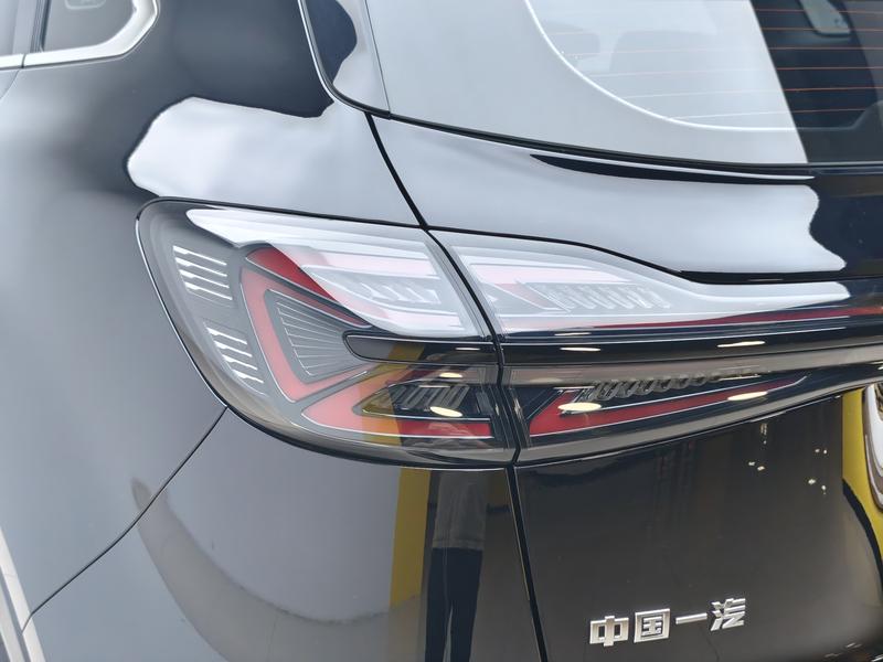 Hongqi Red Flag HS5 2025