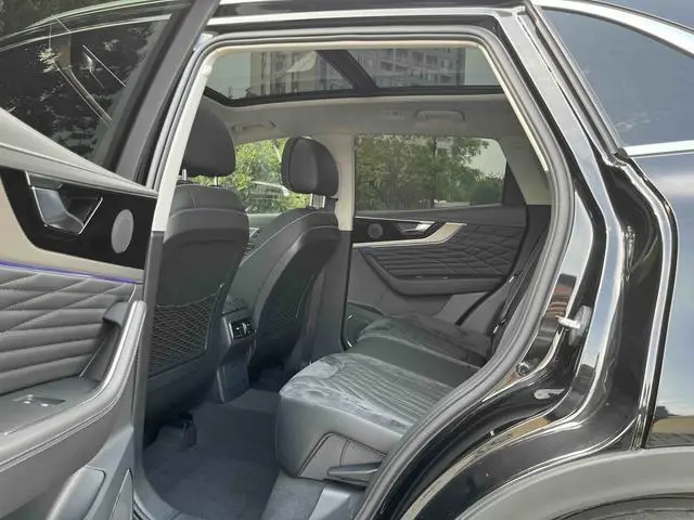 Hongqi Hongqi HS5 2.0T Zhilian flag collar four-wheel drive version