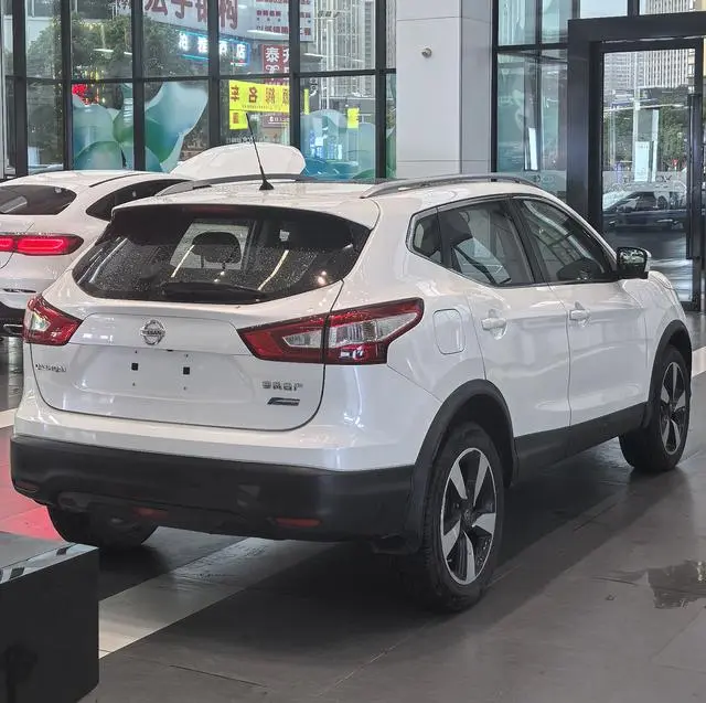 Nissan Qashqai 2.0L CVT Deluxe Edition