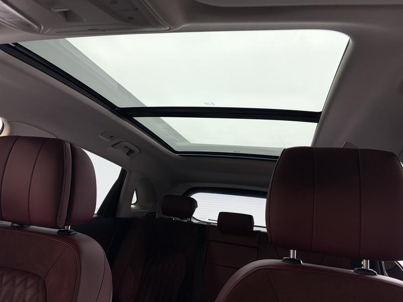 Hongqi Red Flag HS5 2023