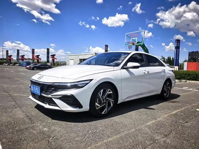 Hyundai Elantra 1.5L CVT LUX Premium Edition
