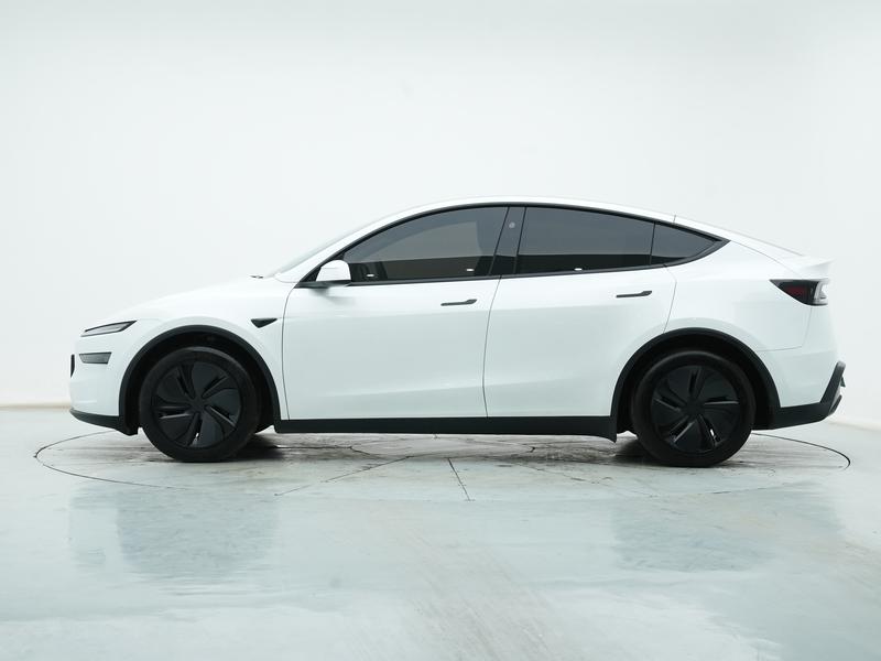 Tesla Model Y 2025