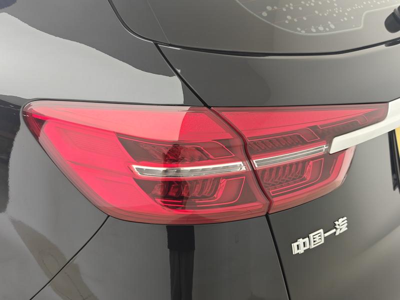 Hongqi Red Flag HS5 2022