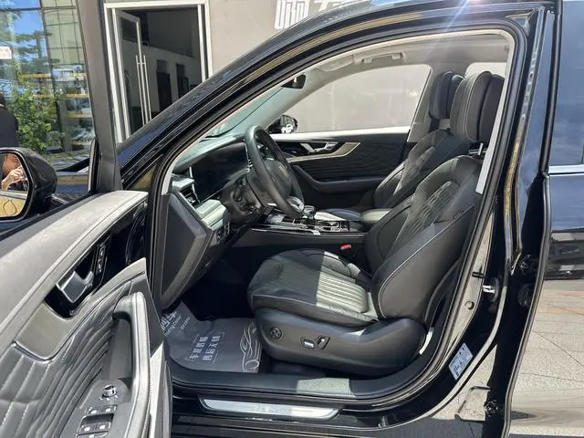 Hongqi Hongqi HS5 Facelift 2.0T Zhilian flag enjoy four-wheel drive version