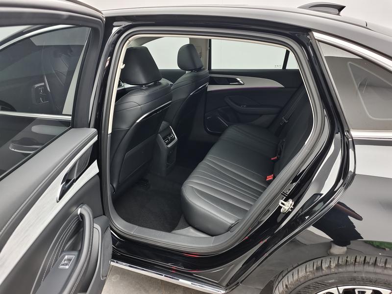 Hongqi Red Flag H5 2025