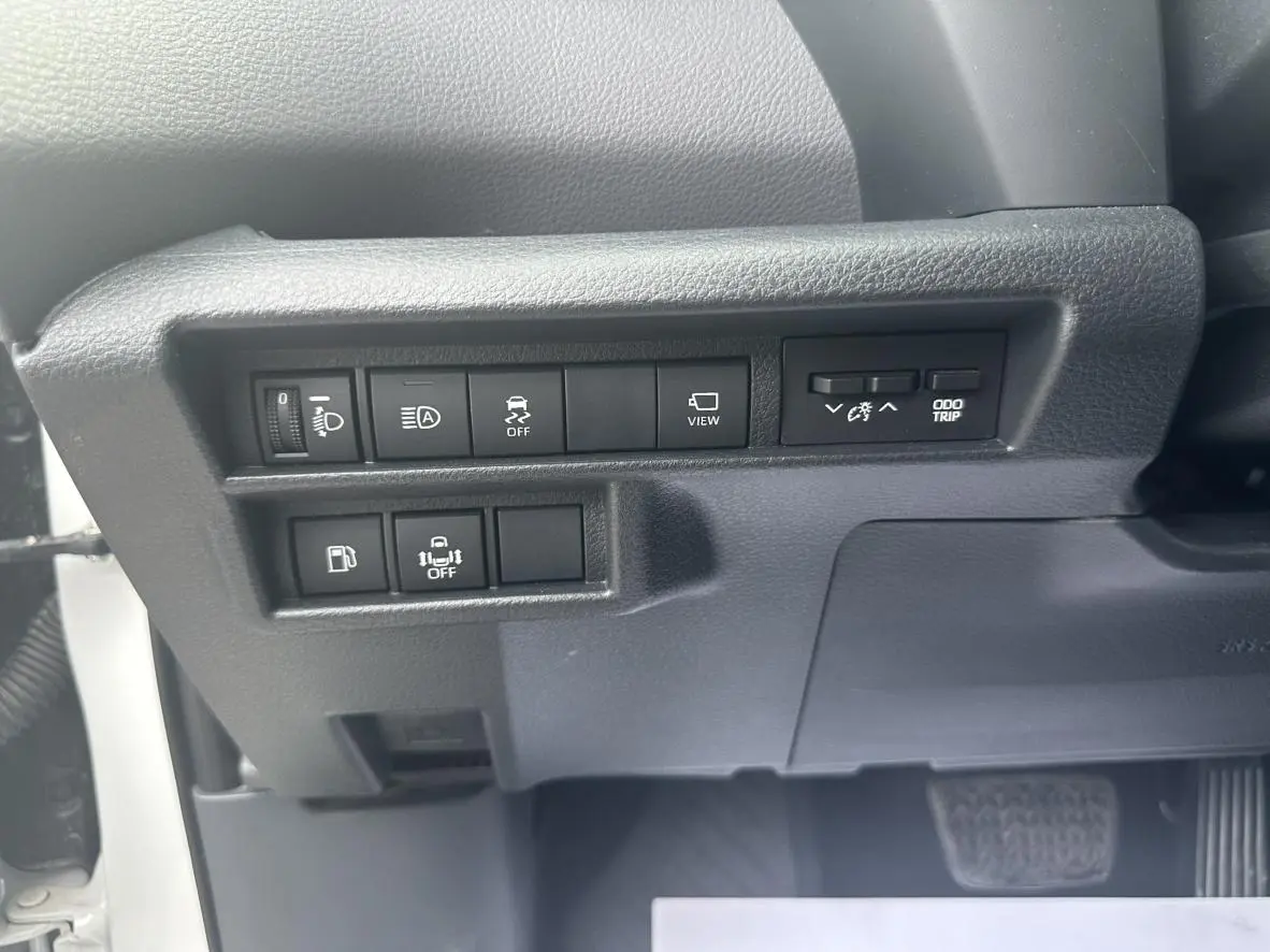 TOYOTA Saina Facelifted dual engine 2.5L Premium Edition