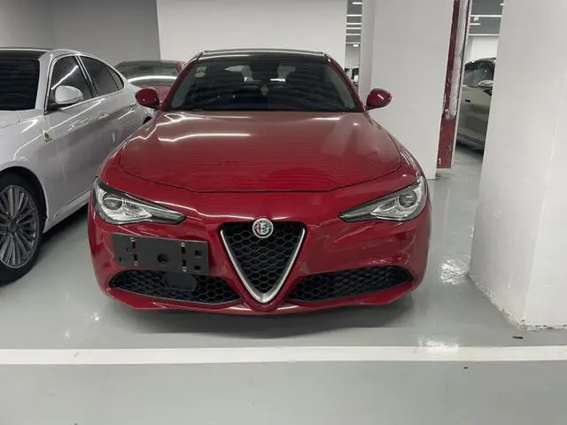 Alfa Romeo Giulia 2.0T 280HP Deluxe Edition