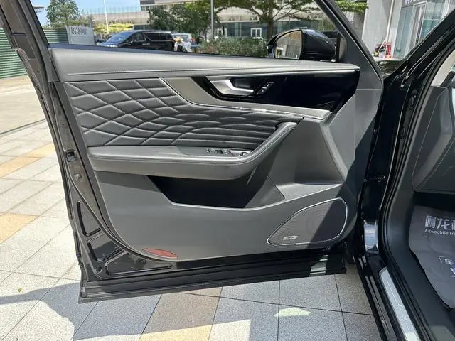 Hongqi Hongqi HS5 Facelift 2.0T Zhilian flag enjoy four-wheel drive version