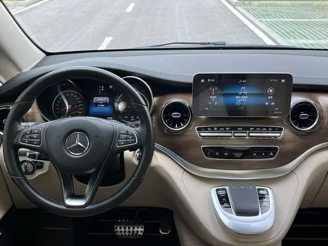 Mercedes-Benz Mercedes-Benz V-class V 260 L Long Wheelbase Premium Edition