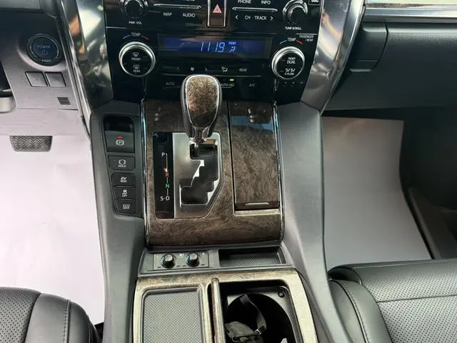 TOYOTA Elfa Dual engine 2.5L Premium Edition