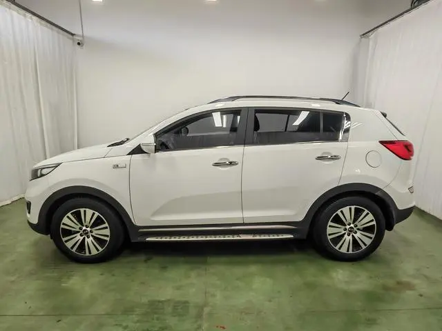 Kia Smart running 2.0L automatic two-wheel drive version DLX