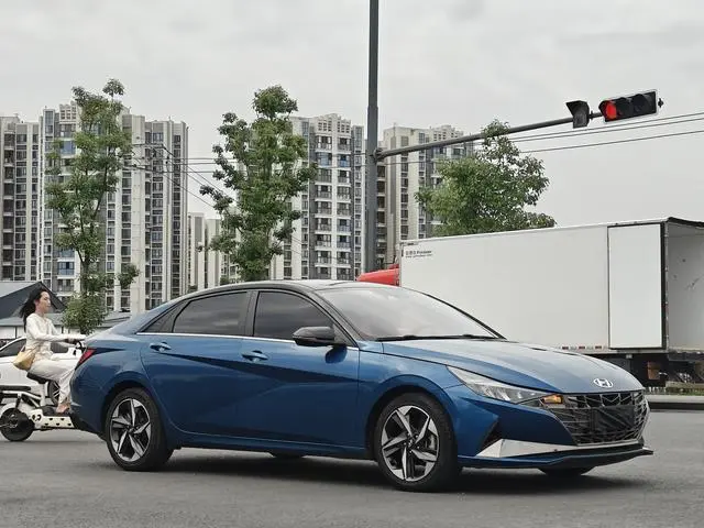 Hyundai Elantra 240TGDi DCT LUX Premium Edition