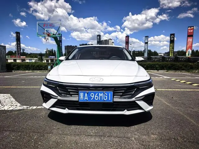 Hyundai Elantra 1.5L CVT LUX Premium Edition