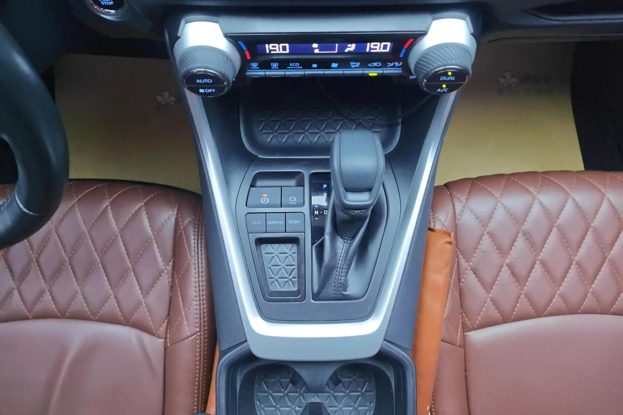 TOYOTA RAV4 Rongfang 2.0L CVT two-wheel drive fashion version