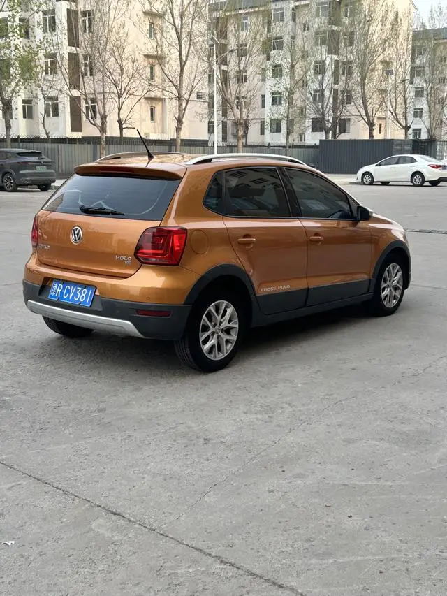 Volkswagen Polo 1.6L Cross Polo automatic
