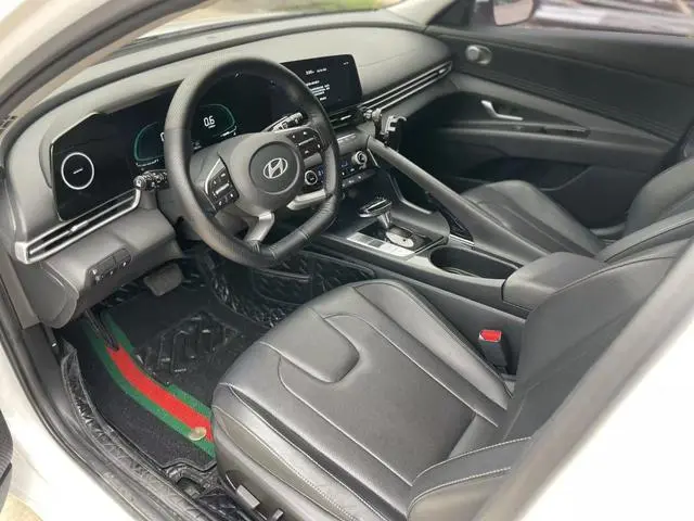 Hyundai Elantra 1.5L CVT LUX Premium Edition
