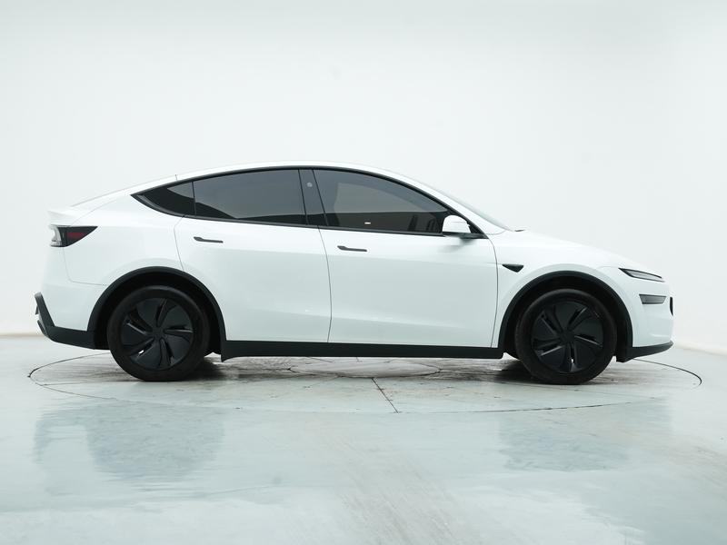 Tesla Model Y 2025