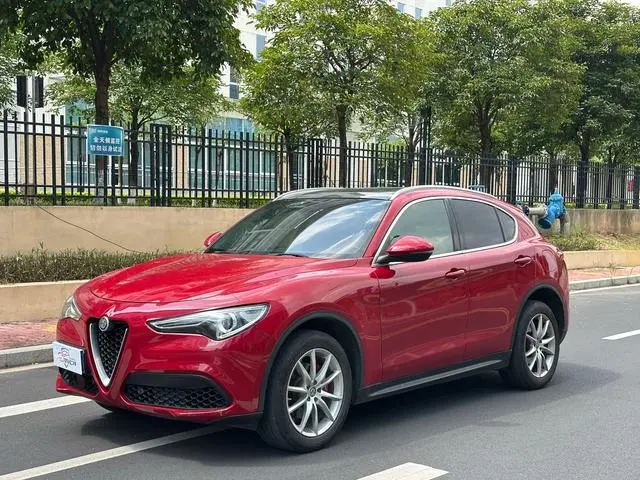 Alfa Romeo Stelvio 2.0T 200HP Deluxe Edition