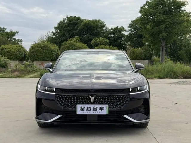 VOYAH Lantu chasing light PHEV Ultra-long battery life, four-wheel drive ultimate edition