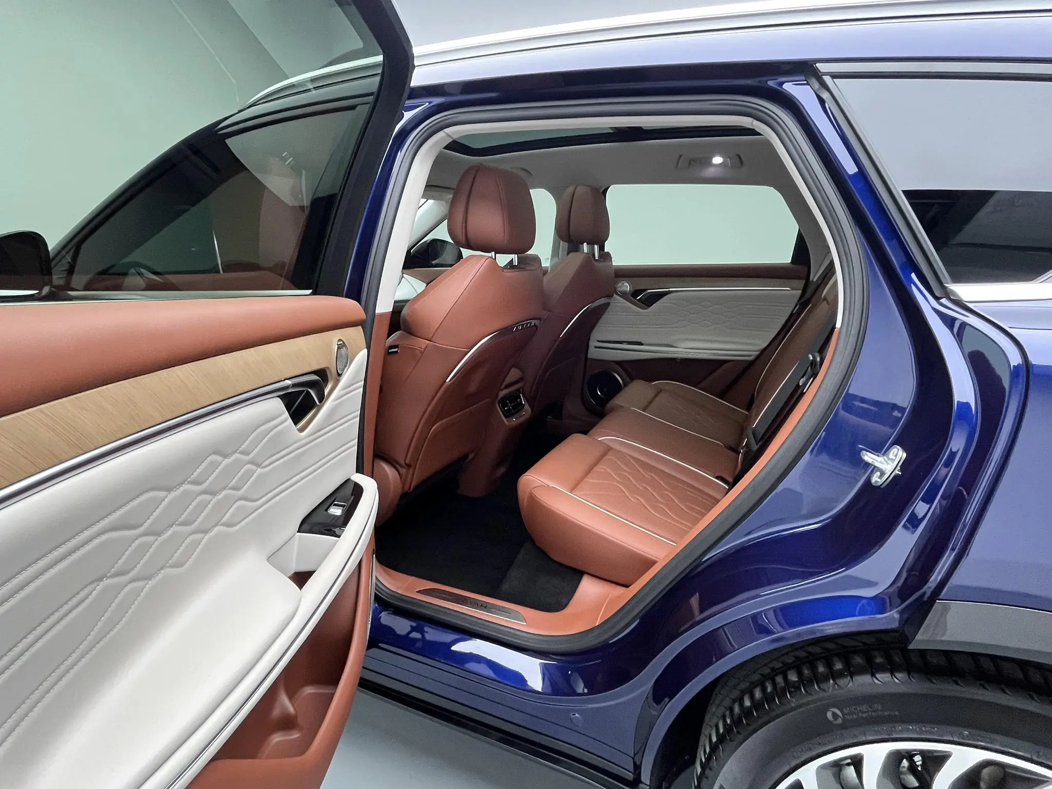 VOYAH Lan Tu FREE Four-wheel drive, long battery life, extended range version