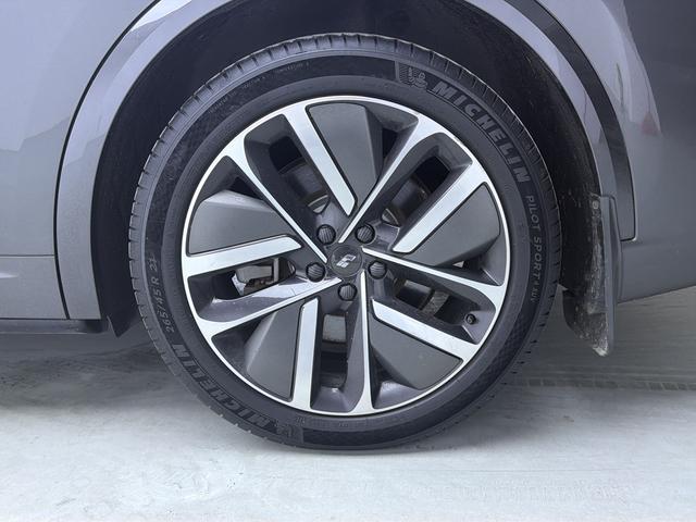 Li Auto Ideal L9 2025