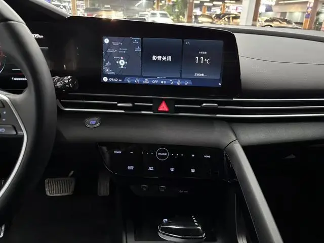 Hyundai Elantra 1.5L CVT LUX Premium Edition