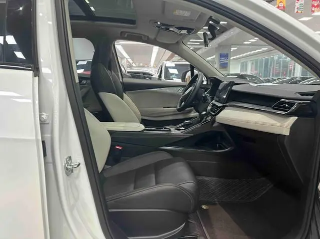 LYNK & CO Lynk & Co. 06 EM-P PHEV Remix Pro
