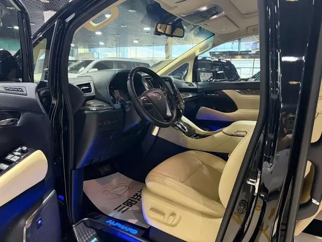 TOYOTA Elfa Facelift 3.5L Premium Edition