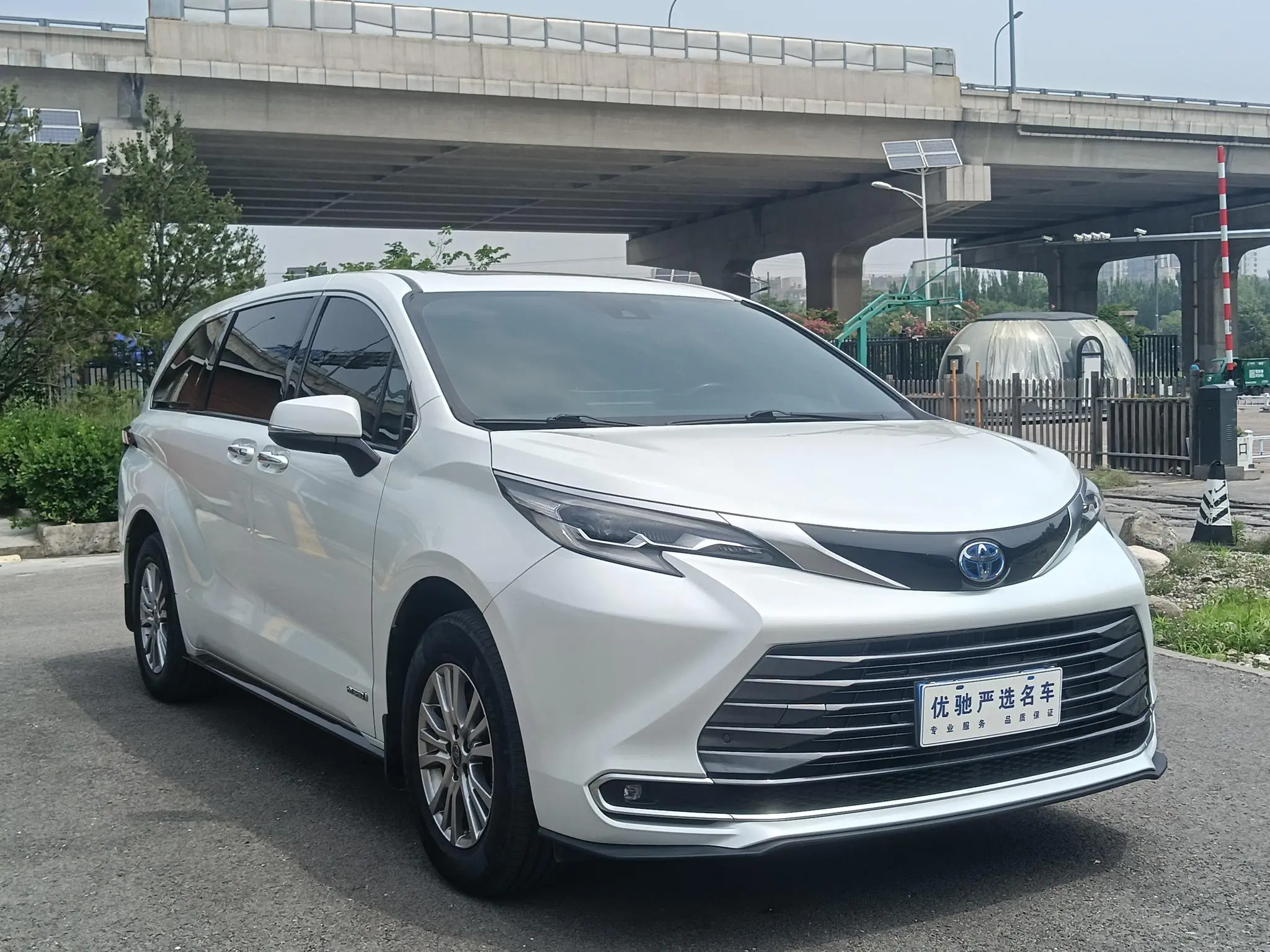 TOYOTA Saina 2.5L Hybrid Premium Edition