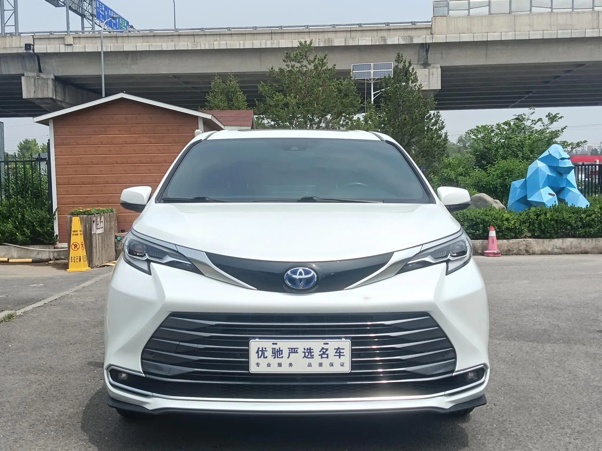 TOYOTA Saina 2.5L Hybrid Premium Edition