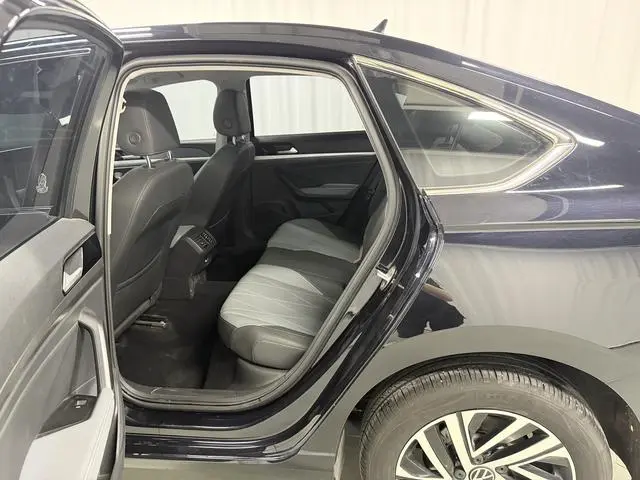 Volkswagen Lavida Facelift 1.5L automatic five million version