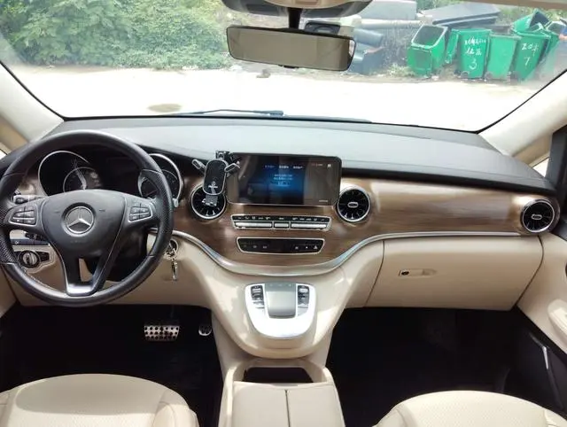 Mercedes-Benz Mercedes-Benz V-class V 260 L Long Wheelbase Premium Edition